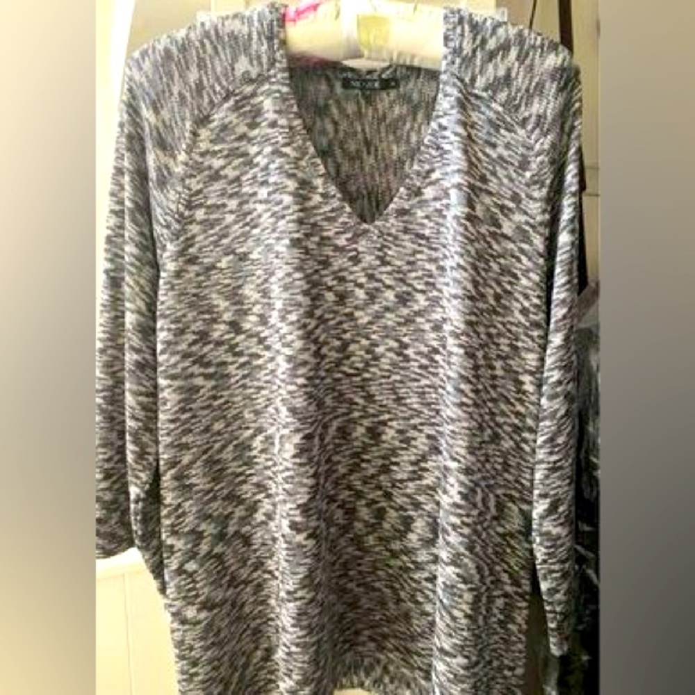 Nic & Zoe silky v-neck tunic sweater. A roomy 1x.